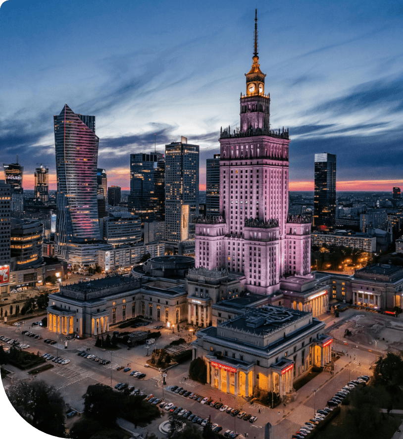 Panorama centrum Warszawy o zmierzchu z Pałacem Kultury i Nauki